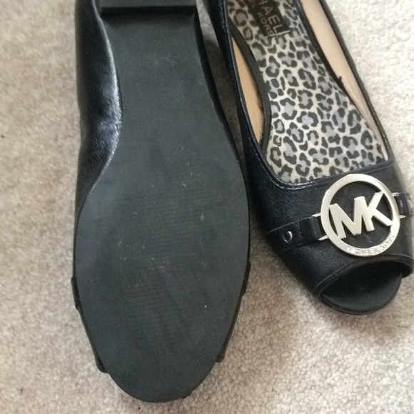 MICHAEL KORS BLACK OPEN TOE FLATS - Picture 4 of 4